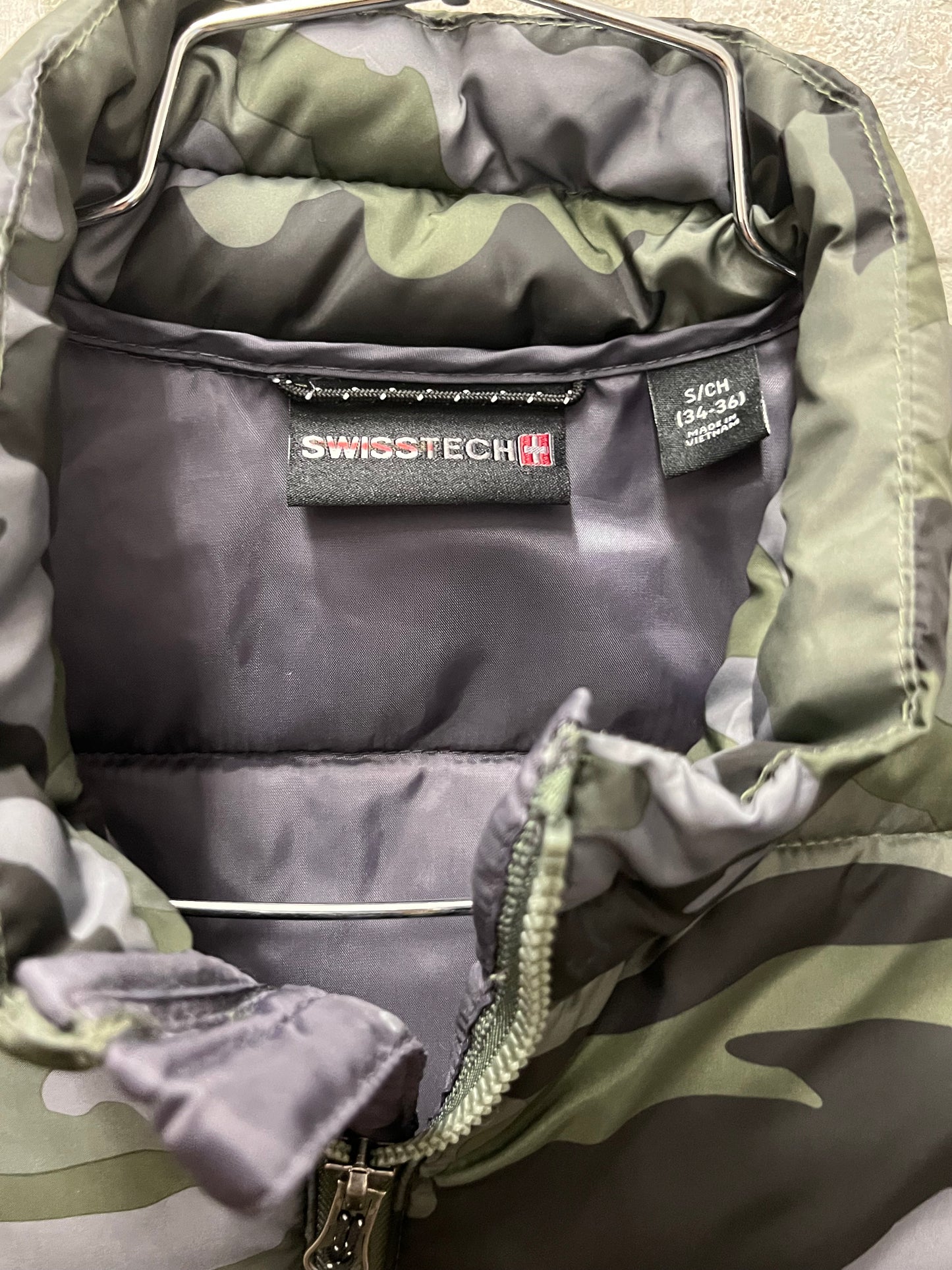 Swish, Tech, camo puffer, vest, size S/CH 34/36 full zip up. Preowned.