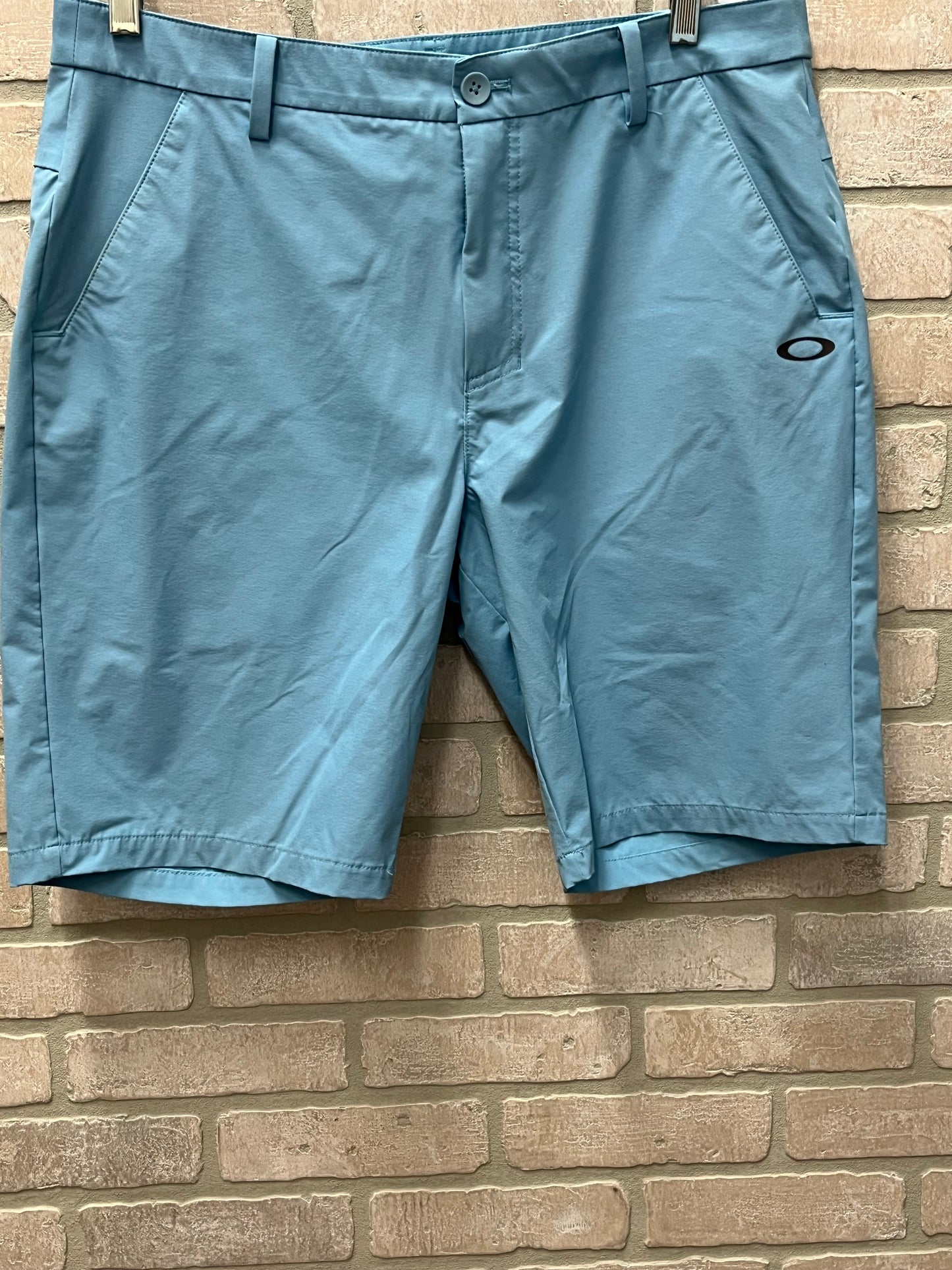 Oakley golf shorts relax fit sky blue size 34 inseam 9.5