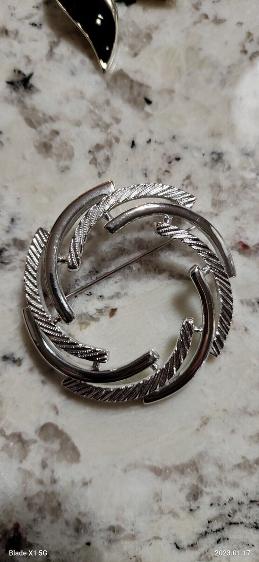 Vintage Signed Sarah Coventry Silver Art Deco brooch pin swirl wreath