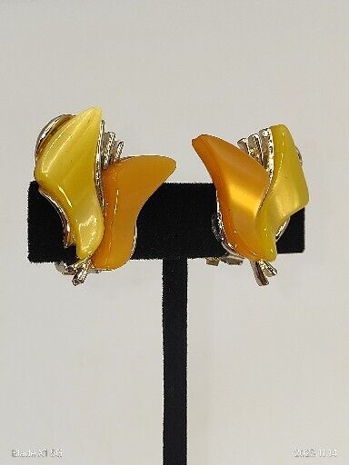 Vintage Thermoset Plastic Lucite Abstract Leaf Clip Earrings Orange And Yellow