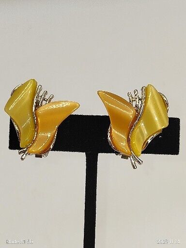 Vintage Thermoset Plastic Lucite Abstract Leaf Clip Earrings Orange And Yellow